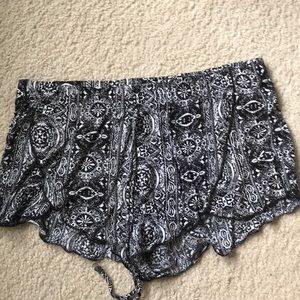 American eagle flowy shorts black/white